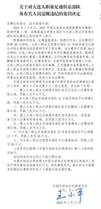 海报中三个人的造型比早前曝光的学生造型增添了一份成熟稳重感，他们之间的情感是否会在电影中得到进一步的成长和确认，令人期待